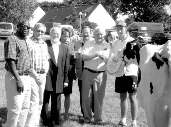 Rhys Webb presents the Best Beast in Show at the 2005 Plouy&eacute; Annual Agricultural Show